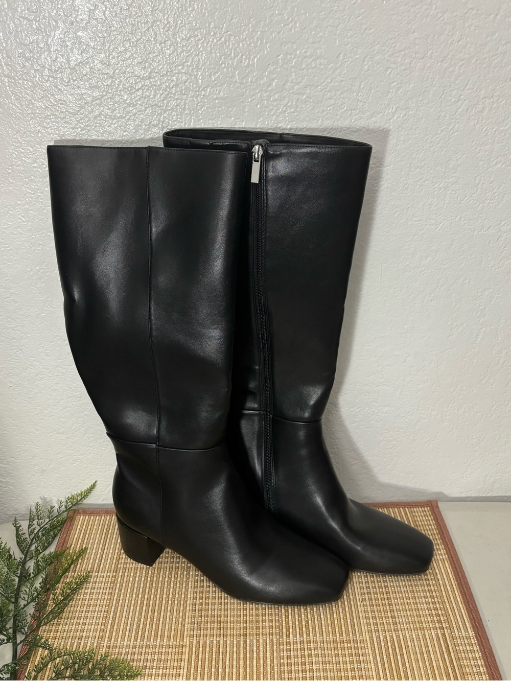 BANDOLINO Woman ADDYSON3 Knee High Boot Size: 9M